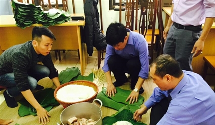 Viện KSND huyện Gia Lâm tổ chức gói bánh chưng đón tết Mậu tuất 2018